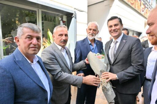 Manisa Büyükşehir Belediye Başkanı Mimar Ferdi Zeyrek, halk odaklı hizmet