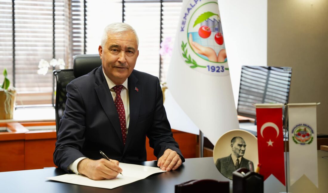 Kemalpaşa Belediye Başkanı Mehmet Türkmen, Cumhuriyet’in 101. yılı dolayısıyla bir