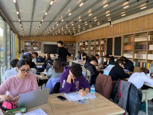 Bayraklı Belediyesinin kütüphaneleri, üniversite sınavına hazırlanan gençlerin başarıya ulaşmasında önemli