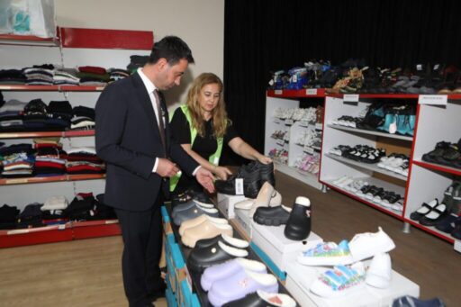 Bayraklı Belediyesi, sosyal belediyecilik uygulamaları kapsamında ihtiyaç sahibi vatandaşların kıyafet