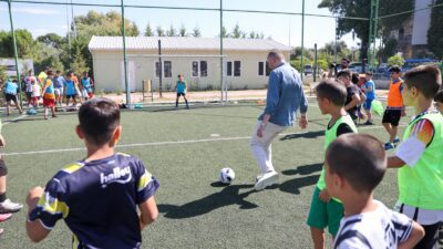 Buca Belediyesi’nin ücretsiz kış futbol okuluna kayıtlar başladı. Buca Belediye