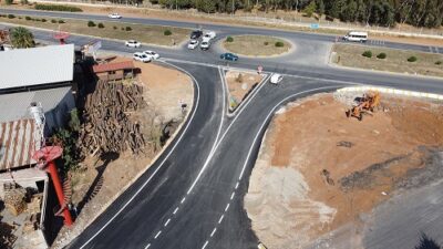 Menderes’te trafiği rahatlatmak adına yapılan yeni kavşak ile ilçe yeni