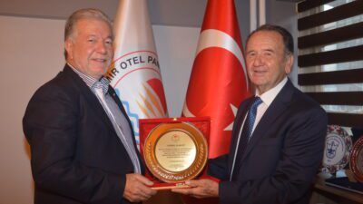 İzmir Otelciler ve Pansiyoncular Odası’nı ziyaret eden İzmir Esnaf ve
Sanatkarlar