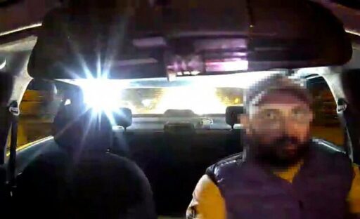 İzmir'de bir durakta anahtar üzerinde bırakılan taksi, kimliği belirsiz bir