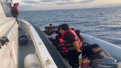 İZMİR’de Sahil Güvenlik ekiplerince 16’sı çocuk 72 kaçak göçmen yakalandı,