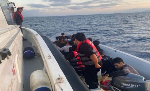 İZMİR’de Sahil Güvenlik ekiplerince 16’sı çocuk 72 kaçak göçmen yakalandı,