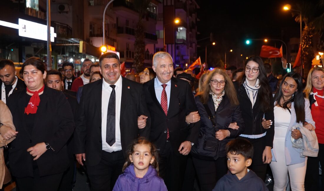 KEMALPAŞA’DA COŞKULU FENER ALAYI 29 Ekim Cumhuriyet Bayramı’nın 101'nci yılı Kemalpaşa’da fener alayı yürüyüşüyle