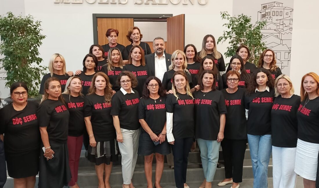 İzmir Büyükşehir Meclis Üyesi kadınlardan anlamlı mesaj, üzerlerinde 'Güç Sende'