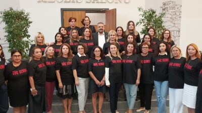 İzmir Büyükşehir Meclis Üyesi kadınlardan anlamlı mesaj, üzerlerinde 'Güç Sende'