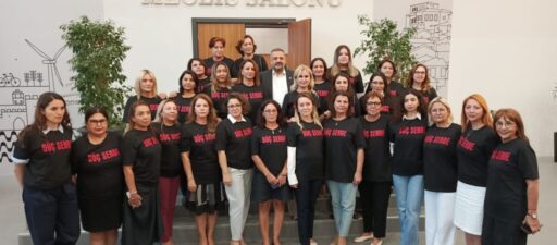 İzmir Büyükşehir Meclis Üyesi kadınlardan anlamlı mesaj, üzerlerinde 'Güç Sende'