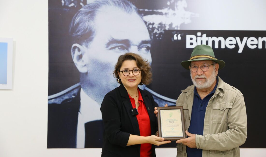 Karabağlar’da Cumhuriyet Coşkusu Karabağlar Belediyesi, Cumhuriyetin 101. Kuruluş yılını ilçenin dört bir yanında