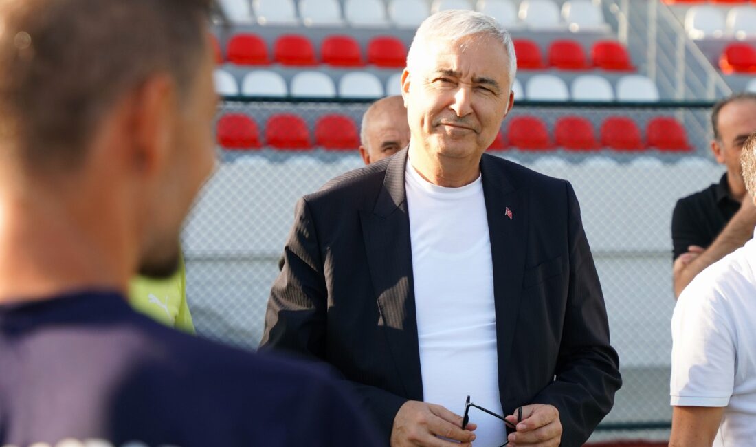 Kemalpaşa Belediye Başkanı Mehmet Türkmen, Kemalpaşaspor Futbol Takımı sporcularını ziyaret