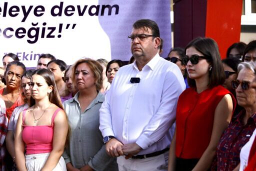 Seferihisar Belediyesi 11 Ekim Dünya Kız Çocukları Günü’nde belediye önünde