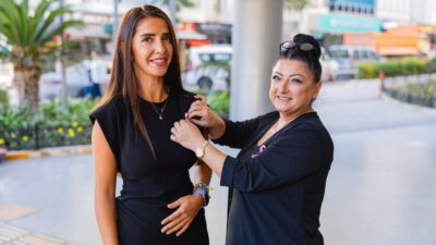 Balçova Belediye personeli, meme kanserine dikkat çekmek ve
farkındalık yaratma amacıyla