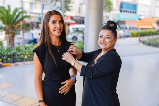 Balçova Belediye personeli, meme kanserine dikkat çekmek ve
farkındalık yaratma amacıyla