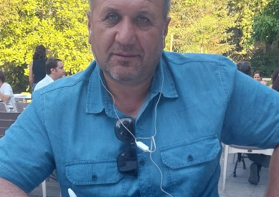 “Sel Değil Hazırlıksızlık Öldürür” – İZ-AFED Başkanı Servet Ertaş’tan Çarpıcı Uyarı İZ-AFED Başkanı Servet Ertaş, Foça’daki sel sonrası uyardı: “Doğayı değil,