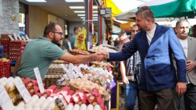 Buca Belediye Başkanı Görkem Duman, Şirinyer Pazar Yeri’nde esnafla bir