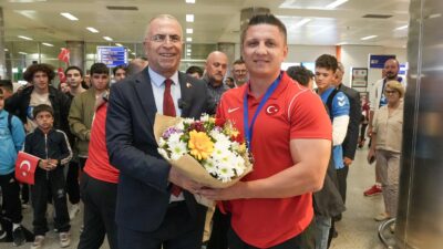 Veteranlar Dünya Güreş Şampiyonası’nda dünya üçüncüsü olan Gaziemir Belediyesi sporcusu