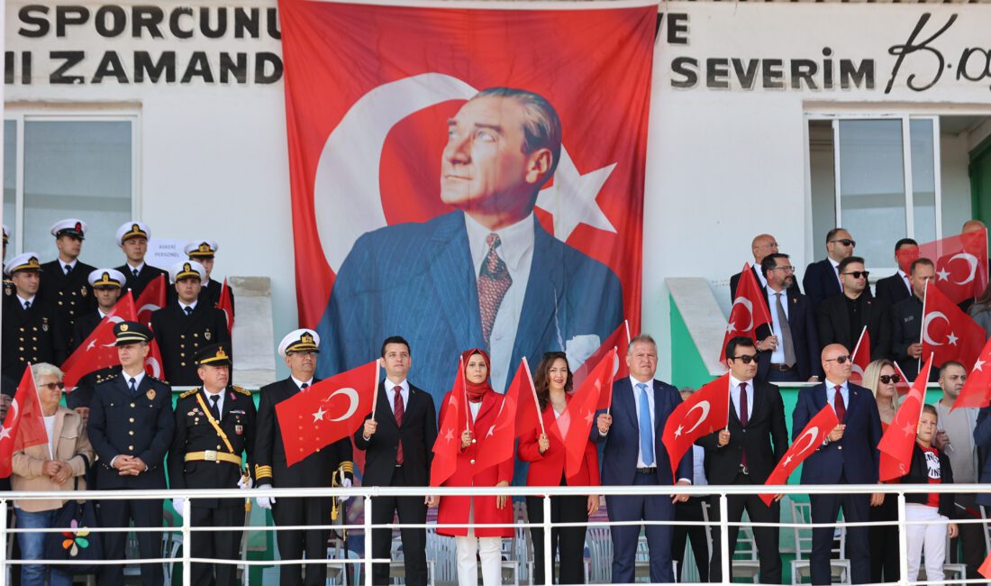 Balkan: “Cumhuriyetin temel değerlerine sahip çıkmalıyız” Urla Belediye Başkanı Selçuk Balkan, 29 Ekim Cumhuriyet Bayramı törenlerinde