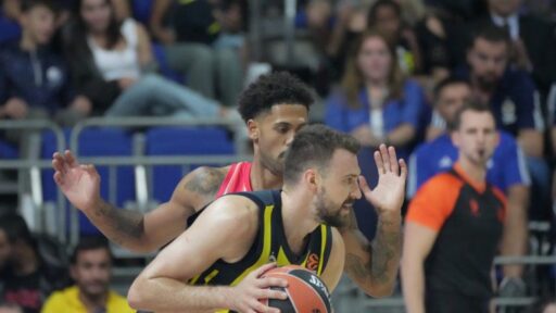 Fenerbahçe Beko Olympiakos’u yenerek EuroLeague’e galibiyetle başladı EuroLeague'in ilk haftasında Fenerbahçe Beko, sahasında Yunanistan ekibi Olympiakos'u 82-71