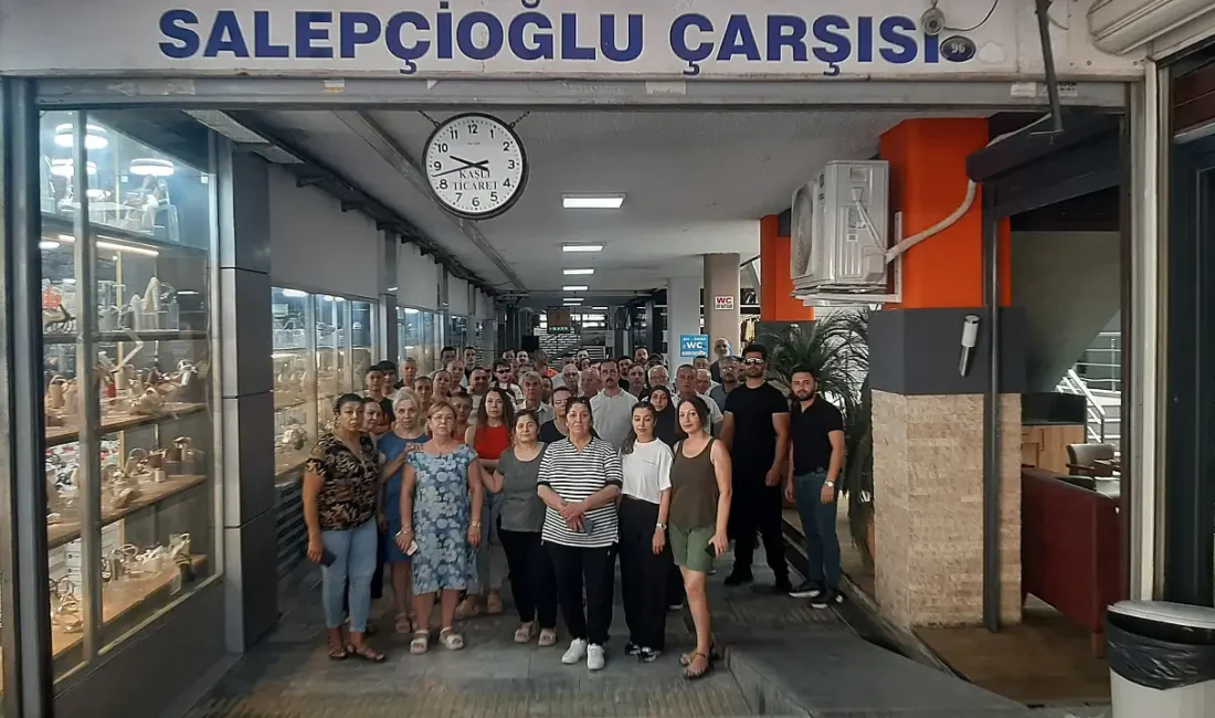 İzmir’in bir tarihi daha yok oluyor… Salepçioğlu İş Hanı Esnafı Kapı Dışarı Ediliyor! Tarihi Hanın Sessiz