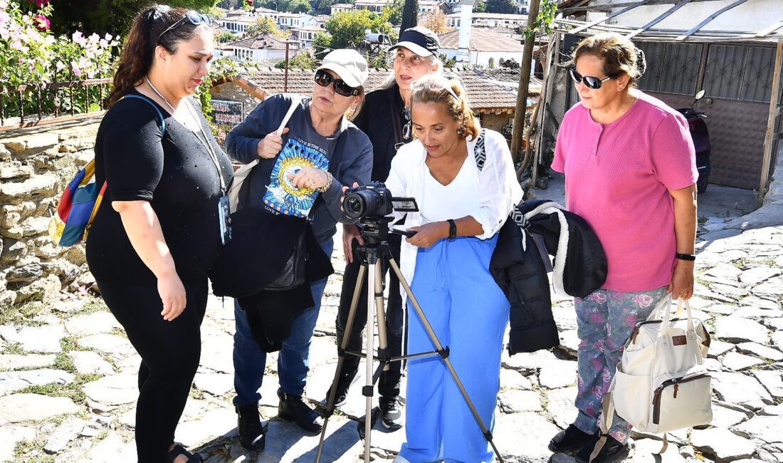 İzmirli kadınlar, İzmir Büyükşehir Belediyesi tarafından düzenlenen Sinema Atölyesi’nde sanat