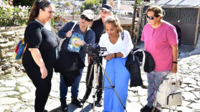 İzmirli kadınlar, İzmir Büyükşehir Belediyesi tarafından düzenlenen Sinema Atölyesi’nde sanat