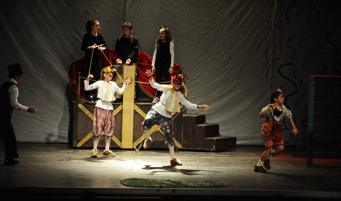 Karşıyaka Belediye Tiyatrosu ‘Pinokyo’yu çocuklarla buluşturdu Karşıyaka Belediye Tiyatrosu, 2024-2025 sezonu için hazırladığı Pinokyo oyununun ilk