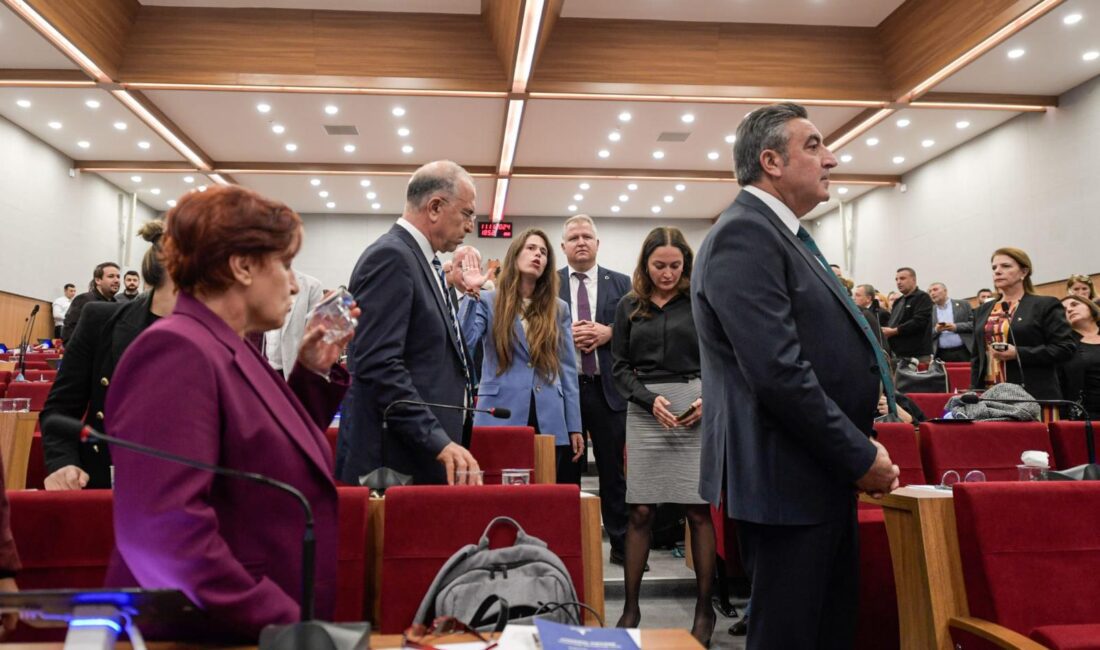 Büyükşehir meclisinde Aydemir protestosu: Aydemir “ben vatana ihanet etmedim” İzmir Büyükşehir Belediyesi kasım ayı olağan meclis toplantısında, Cumhuriyet Halk