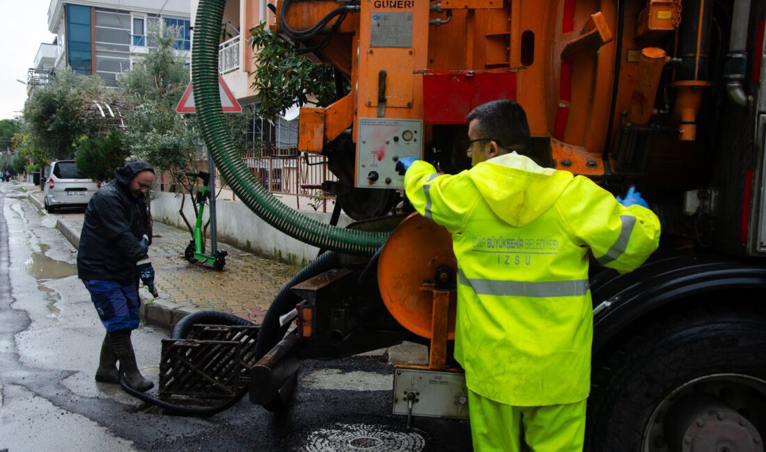 İzmir’de yağmur teyakkuzu İzmir Büyükşehir Belediyesi ekipleri dün öğle saatlerinden bu yana İzmir