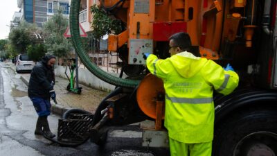 İzmir Büyükşehir Belediyesi ekipleri dün öğle saatlerinden bu yana İzmir