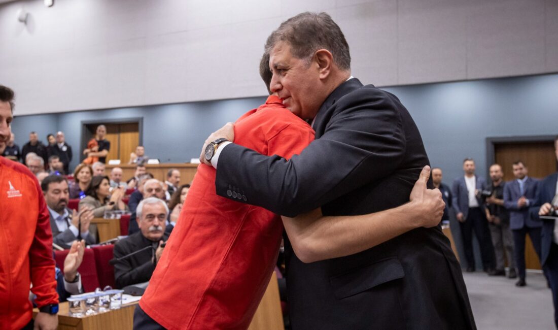 Başkan Dr. Cemil Tugay’dan millilik vurgusu İzmir Büyükşehir Belediye Başkanı Dr. Cemil Tugay, meclis toplantısında önemli