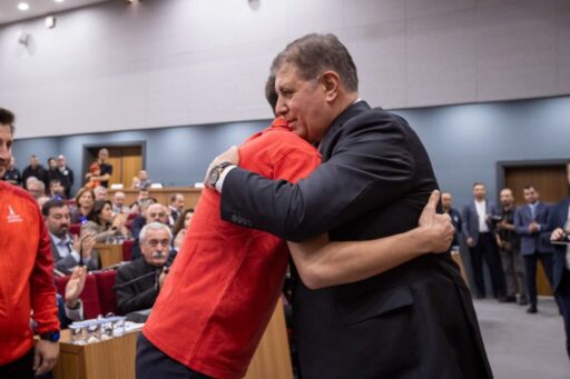 İzmir Büyükşehir Belediye Başkanı Dr. Cemil Tugay, meclis toplantısında önemli
