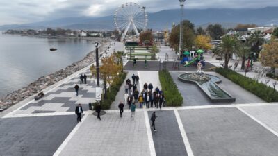 Edremit Belediye Başkanı Mehmet Ertaş, Akçay Mahallesi kordon boyunda görüntü
