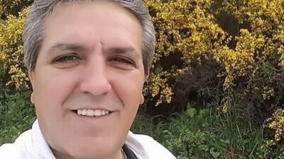 Günlerden Salı. İzmir sağanak yağışlı. Hani ağlamak istersiniz de! Akmaz