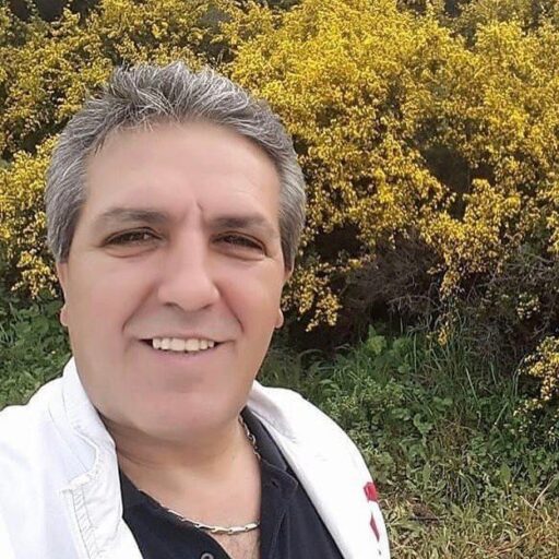 Günlerden Salı. İzmir sağanak yağışlı. Hani ağlamak istersiniz de! Akmaz