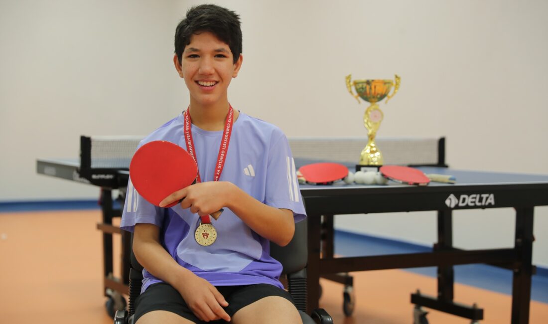 Aliağa Spor ve Yaşam Merkezi’nde masa tenisi branşında eğitim gören