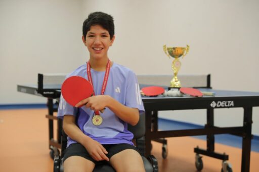 Aliağa Spor ve Yaşam Merkezi’nde masa tenisi branşında eğitim gören