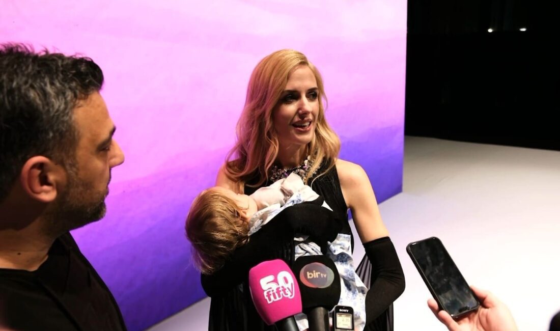 Wilma Elles, bir yaşındaki kızı Tiara Manolya’yı yanından ayırmadı. Çıktığı