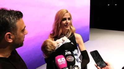 Wilma Elles, bir yaşındaki kızı Tiara Manolya’yı yanından ayırmadı. Çıktığı