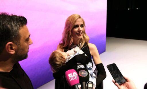 Wilma Elles, bir yaşındaki kızı Tiara Manolya’yı yanından ayırmadı. Çıktığı