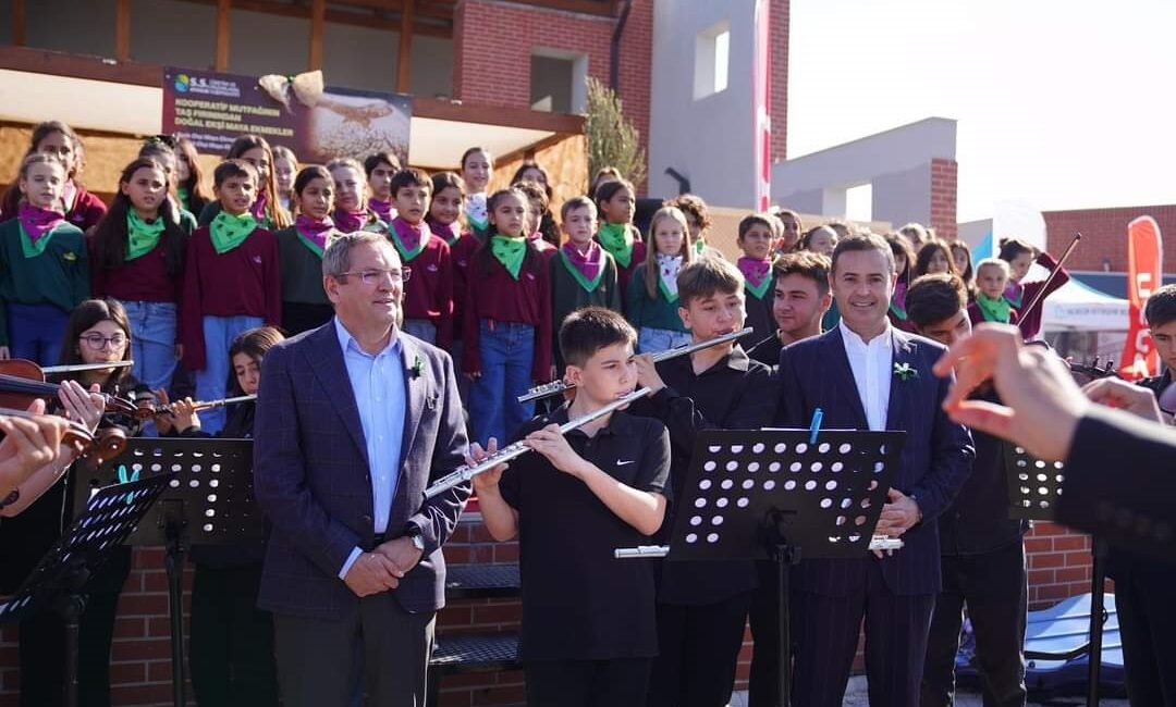 Ayvalık Belediye Başkanı Mesut Ergin, Balıkesir Büyükşehir Belediye Başkanı AhmetAkın,