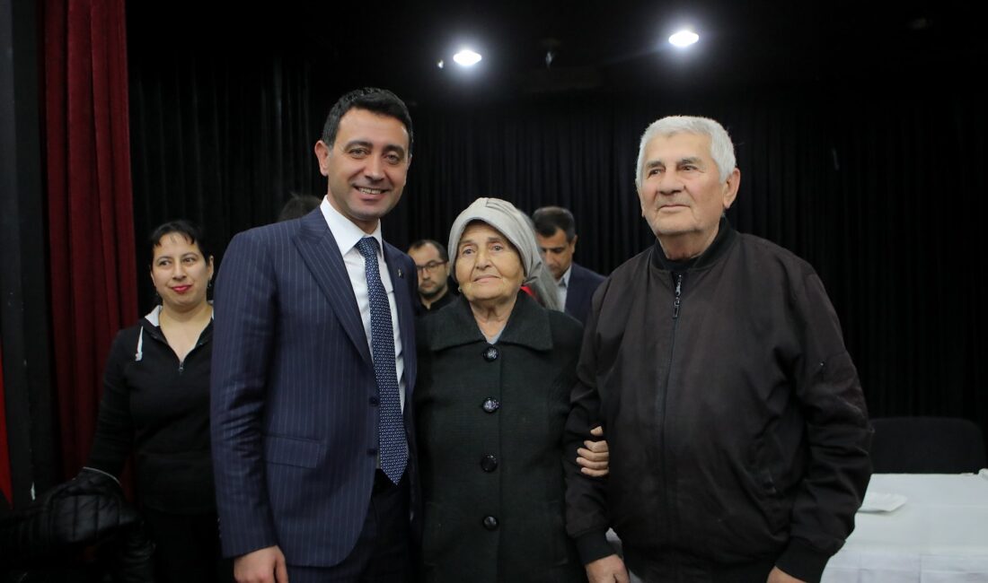 Başkan Önal, depremzedelerle bir araya geldi Bayraklı Belediye Başkanı İrfan Önal, depremzede vatandaşlarla bir araya gelerek