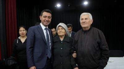 Bayraklı Belediye Başkanı İrfan Önal, depremzede vatandaşlarla bir araya gelerek
