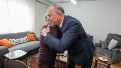 Lise yıllarında Türkçe öğretmenliğini yapan Ayşe Küçük’ü ziyaret eden Başkan