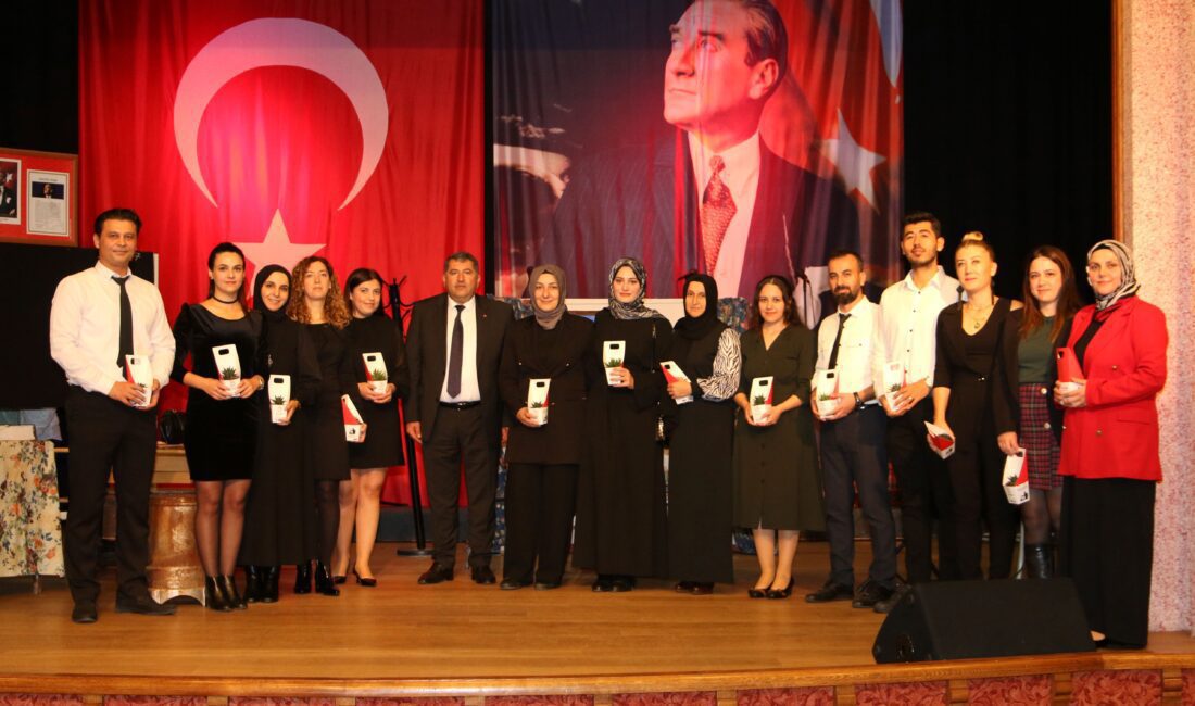 Bayındır’da Öğretmenler Günü Kutlandı Bayındır Belediye Başkanı Davut Sakarsu, 24 Kasım Öğretmenler Günü sebebiyle