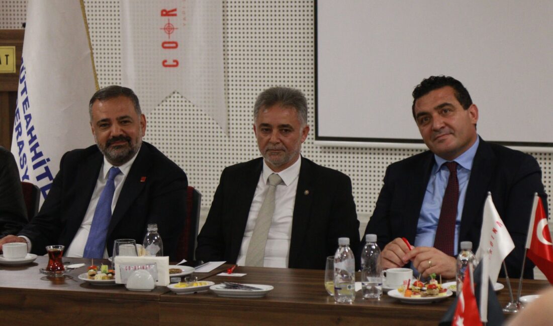 ASLANOĞLU, “AKP VEKİLLERİ KAÇARKEN BİZ VATANDAŞIN AYAĞINA GİDİYORUZ” Cumhuriyet Halk Partisi İzmir’de görevlendirilen milletvekilleriyle üç günlük yoğun bir