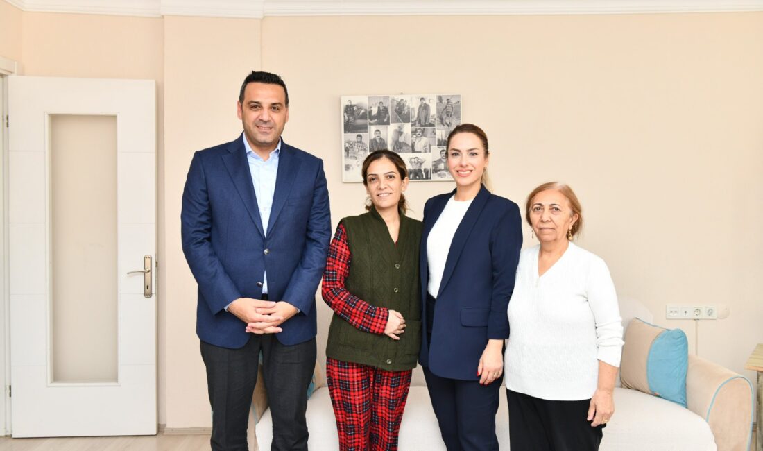 Çiğli Belediye Başkanı Onur Emrah Yıldız ve eşi Gamze Yıldız,