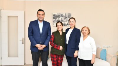 Çiğli Belediye Başkanı Onur Emrah Yıldız ve eşi Gamze Yıldız,