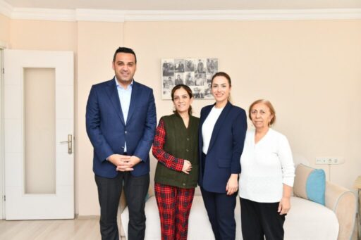 Çiğli Belediye Başkanı Onur Emrah Yıldız ve eşi Gamze Yıldız,